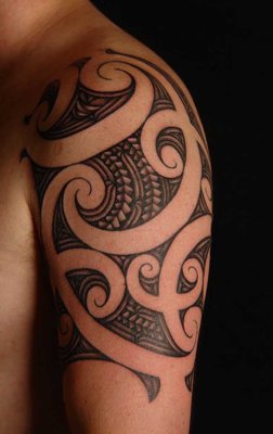  Tatouage maori, polynésien sur l'épaule d'un homme
